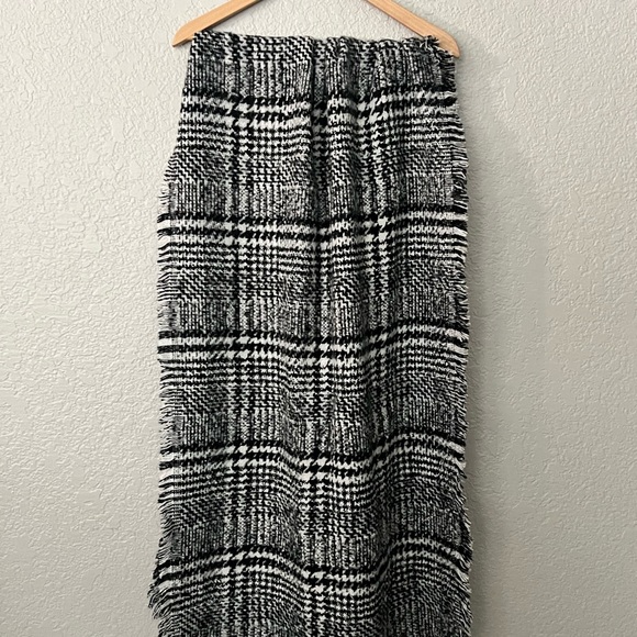 Express Black and White knit Scarf plush soft - Picture 1 of 4